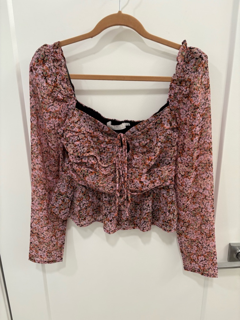 ASTR The Label Toni Keyhole Square Neck Smocked Floral Chiffon Blouse Size M - Picture 2 of 14